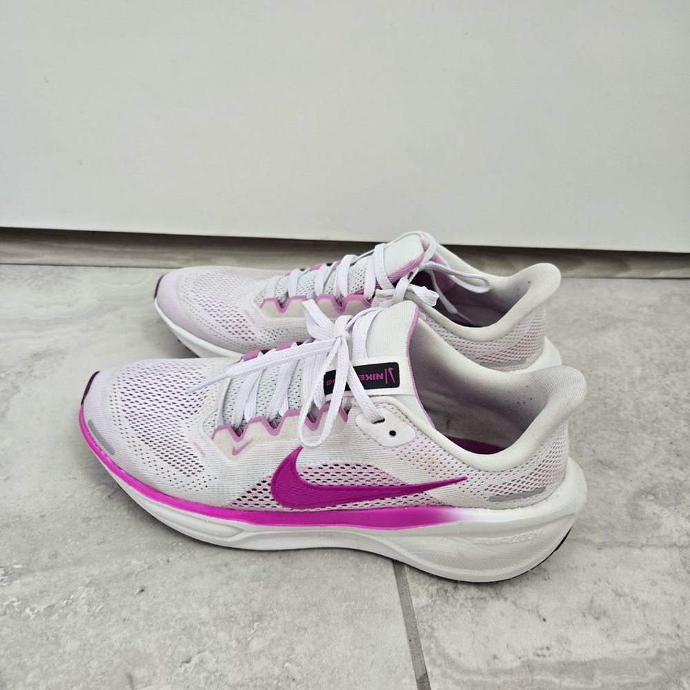 Nike White and Pink Athletic Shoes with Modern Design